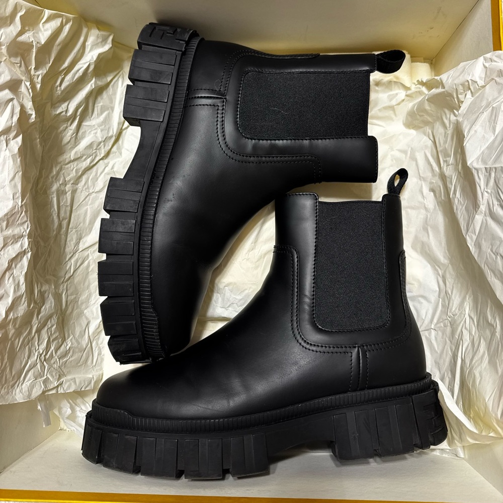 Fendi Black Leather Chelsea Boots